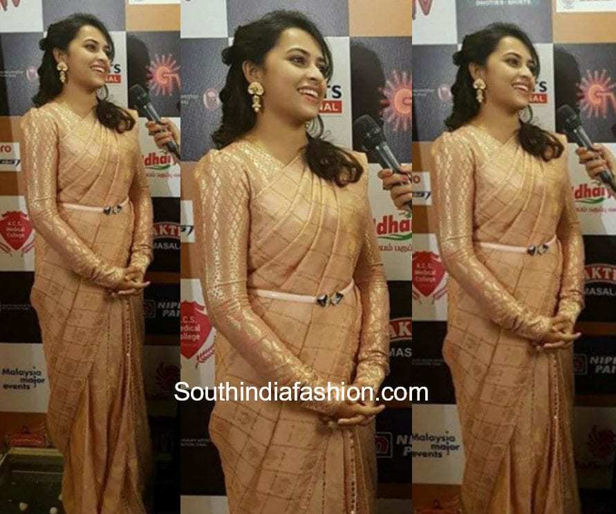 Srividya in a beige saree at Natchathira Vizha 2018