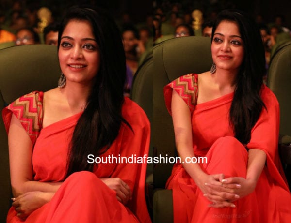 janani iyer palin red saree designer blouse 600x461 janani iyer red saree v4 mgr sivaji academy awards