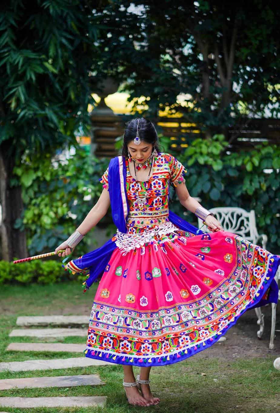 Easy Tips To Round Up Glam Look With Navratri Garba Dresses For Women And  Men! – South India Fashion