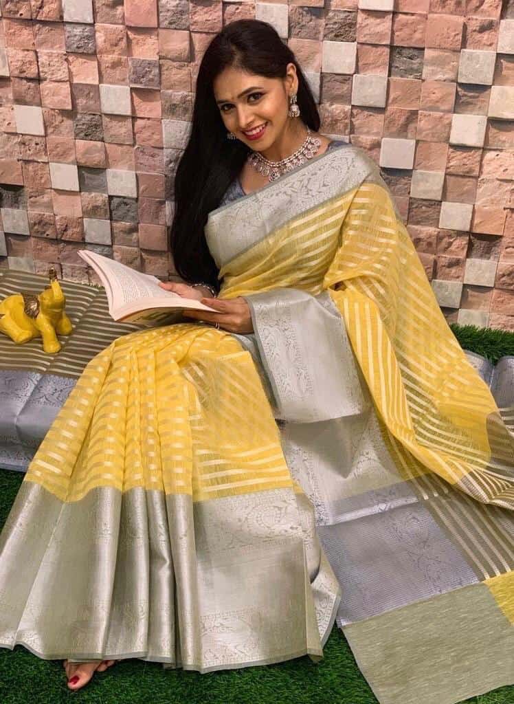 Buy Pretty Woman Banarasi Lightweight Floral Brocade Jaal Saree online |  Looksgud.in