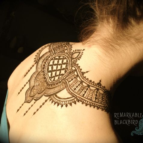 Décolletage henna (mehndi on neck/chest area). Geometric h… | Flickr