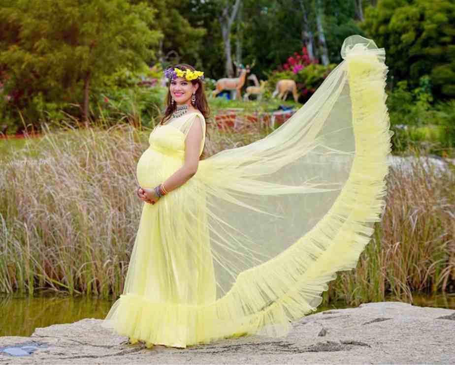 Singer Geetha Madhuri's Gorgeous Maternity Photoshoot!