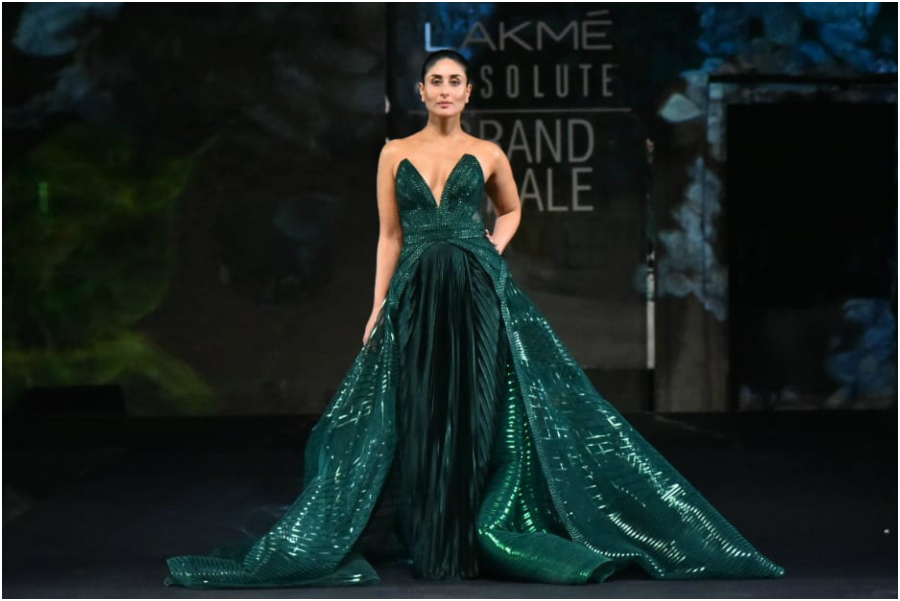 Kareena Kapoor Showstopper Lakme Fashion Week