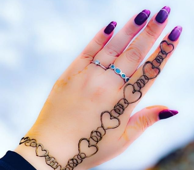 Simple and easy royal finger mehndi design