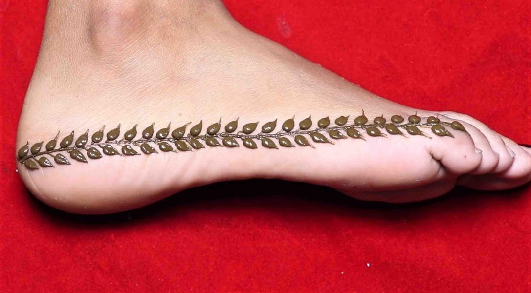 simple henna designs for beginners on feet