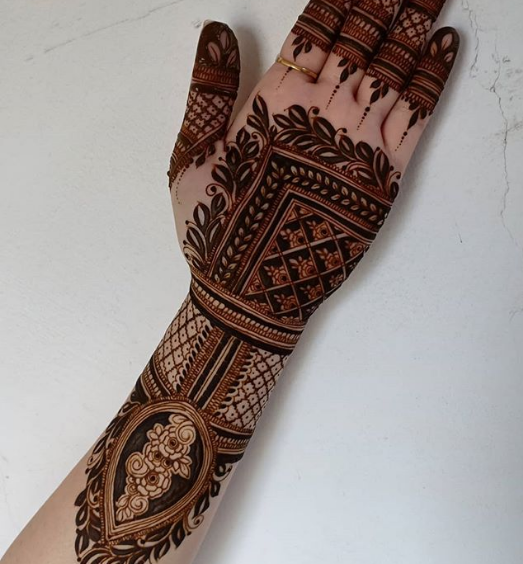 square mehndi design latest