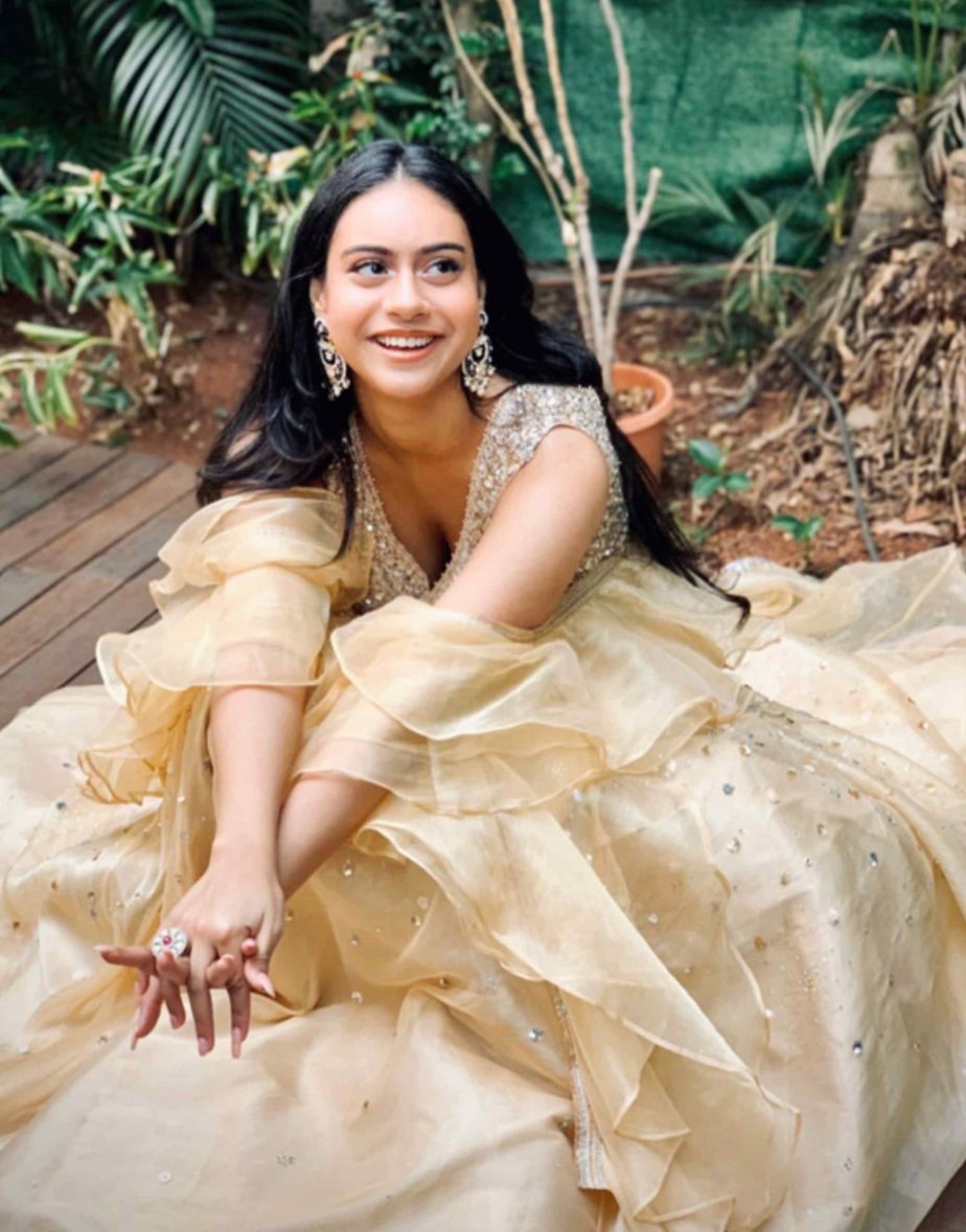 Kajol is all about grace and elegance. Doesn't she look gorgeous in our  Esme Crystals? Comment ❤️ if you think so too. Dm us for more… | Instagram