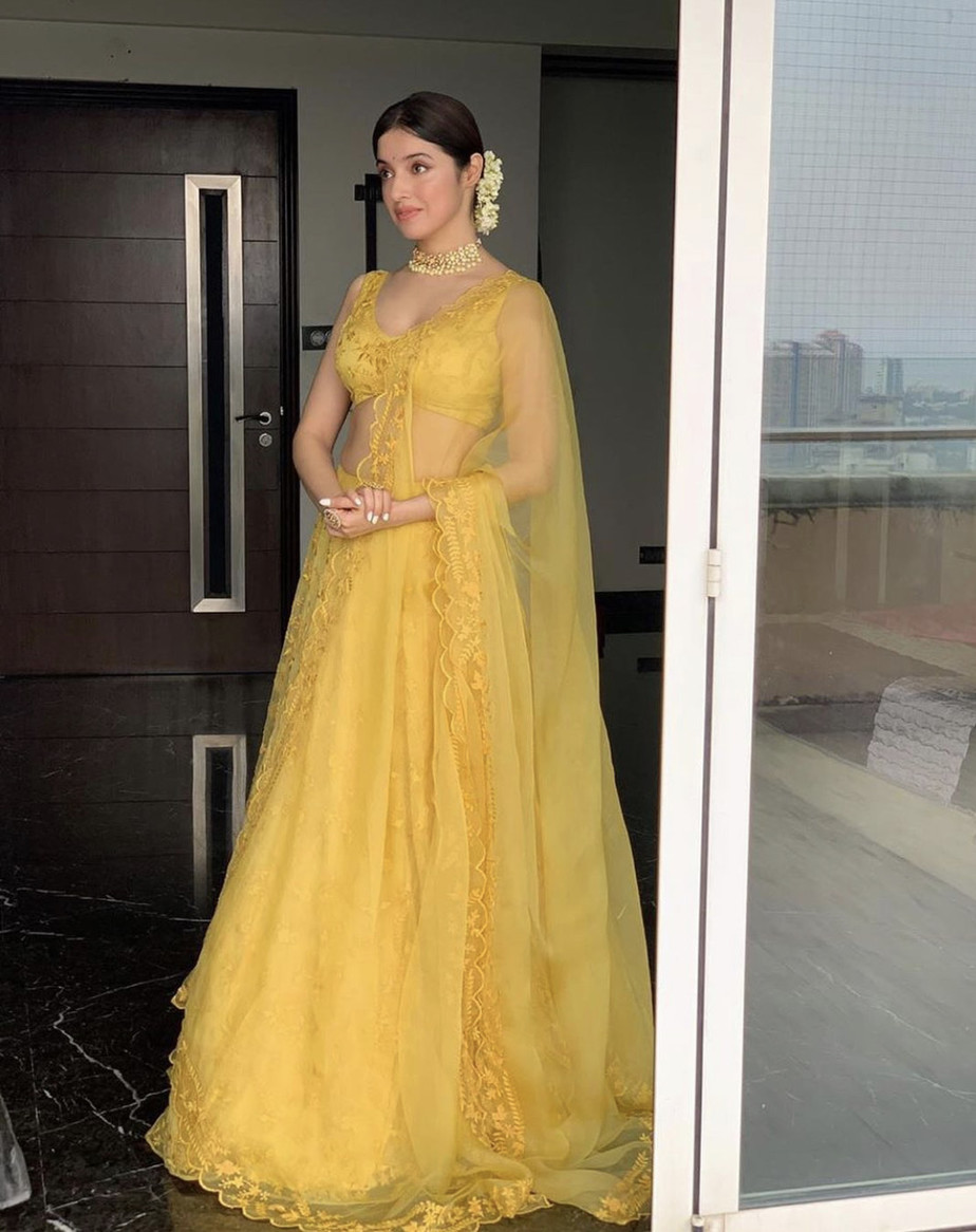 Divya Khosla Kumar glistening in a yellow lehenga! – South India Fashion