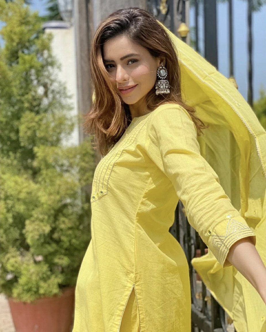 Amna in yellow suit