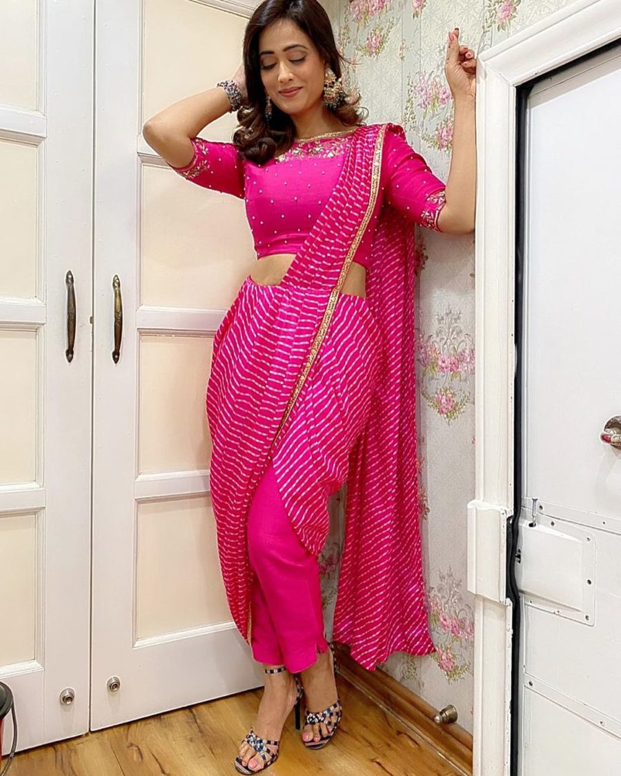 Shweta Tiwari turning heads in a pink fuchsia pre-draped saree!
