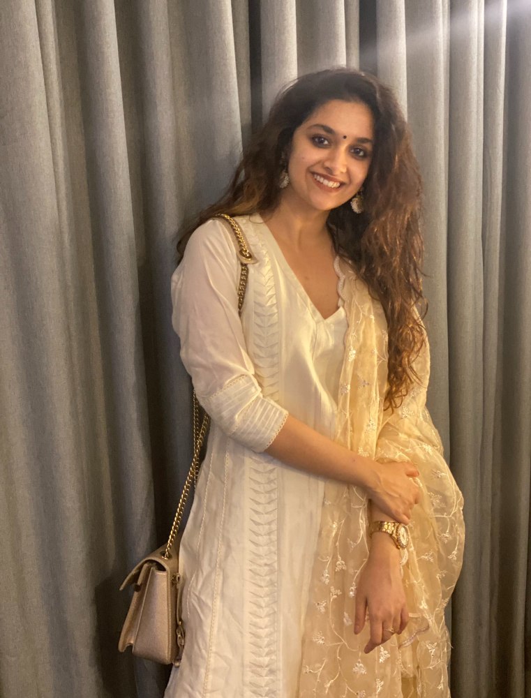 keerthy suresh in a white kurta set for dussehra 2020 (2)