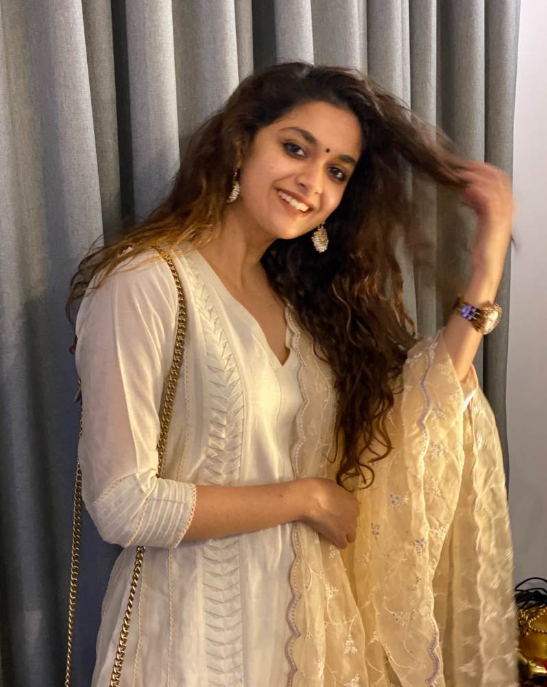 keerthy suresh in a white kurta set for dussehra 2020 (3)