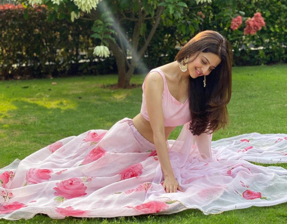 vedhika in pink floral organza lehenga