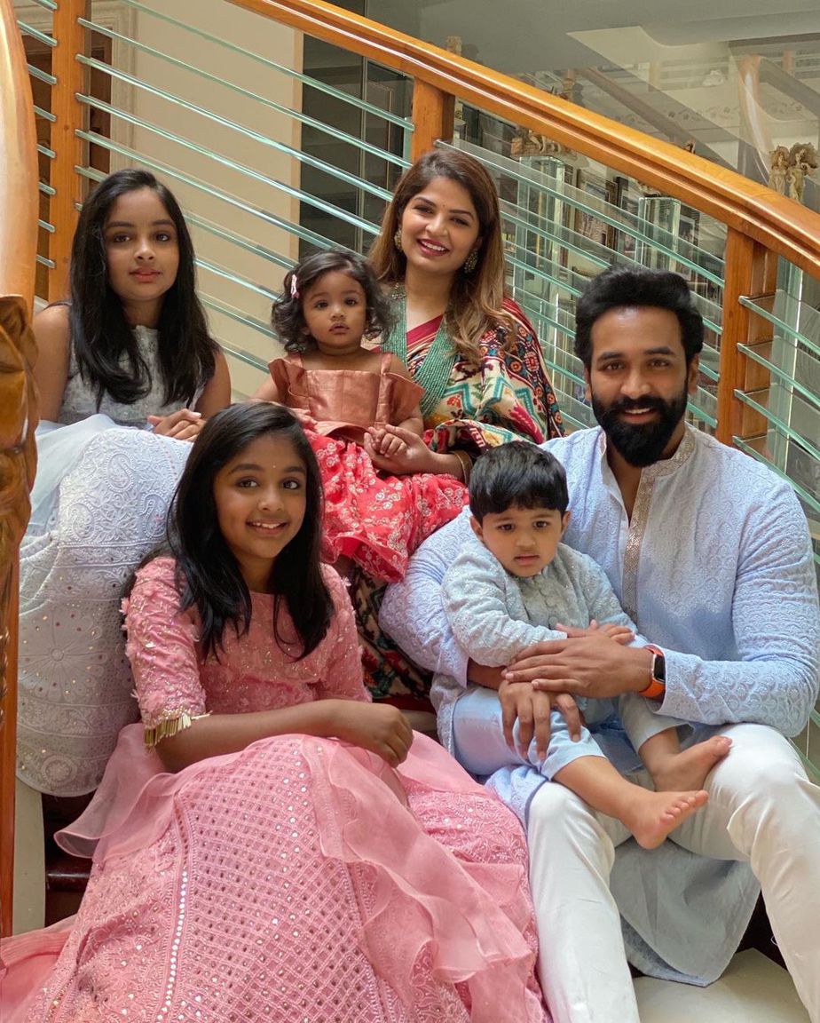 vishnu and viranica with family in ethnic wear by maison ava7