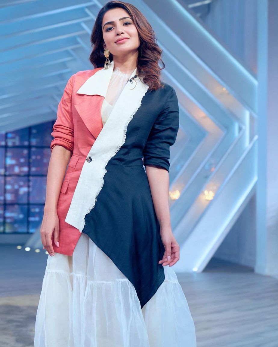 samantha in a double colour waist coat and white dress by aroka for sam jam episode 2