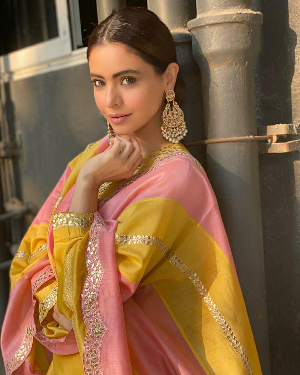 Aamna Sharif in a pink-yellow kurta set by pink city2