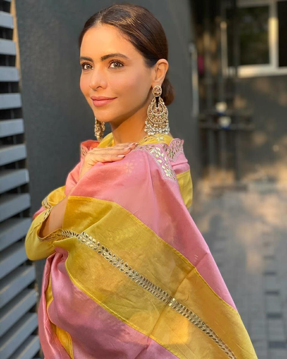 Aamna Sharif in a pink-yellow kurta set by pink city5