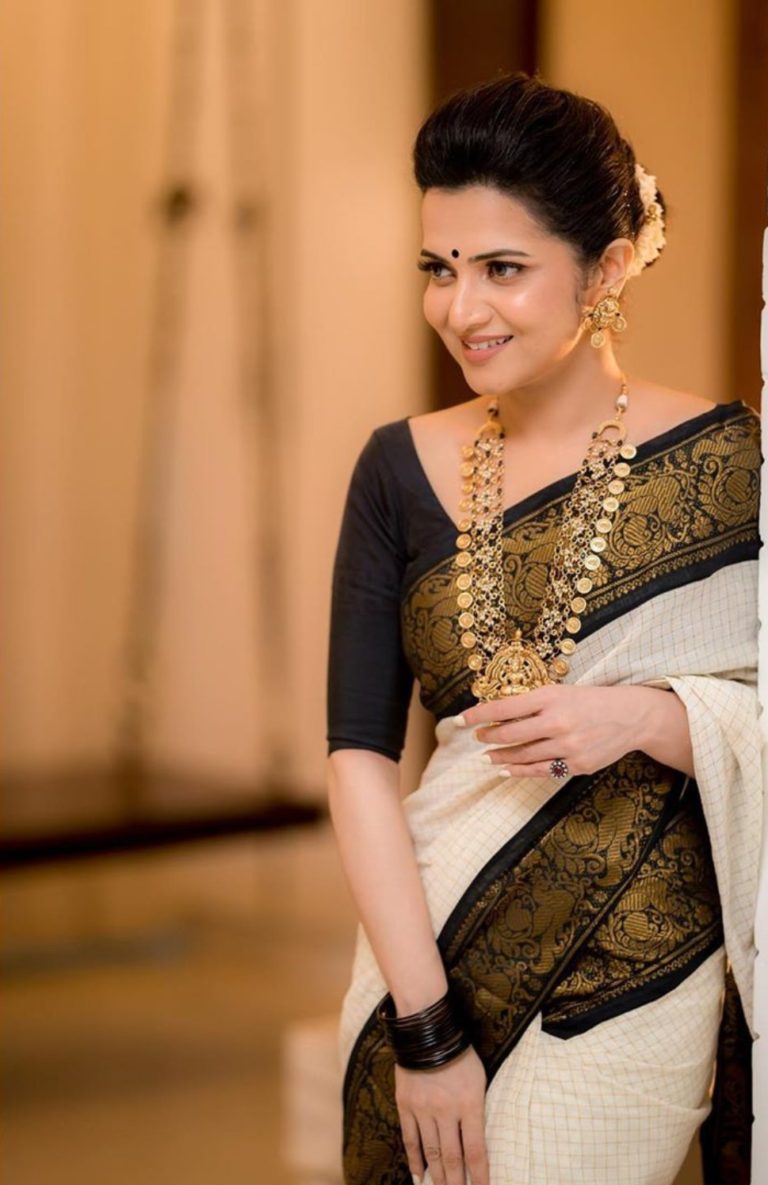 Dhivyadharshini redefines elegance and grace in this kanchi