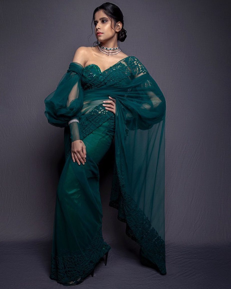 Sai Tamhankar in emerald saree 5