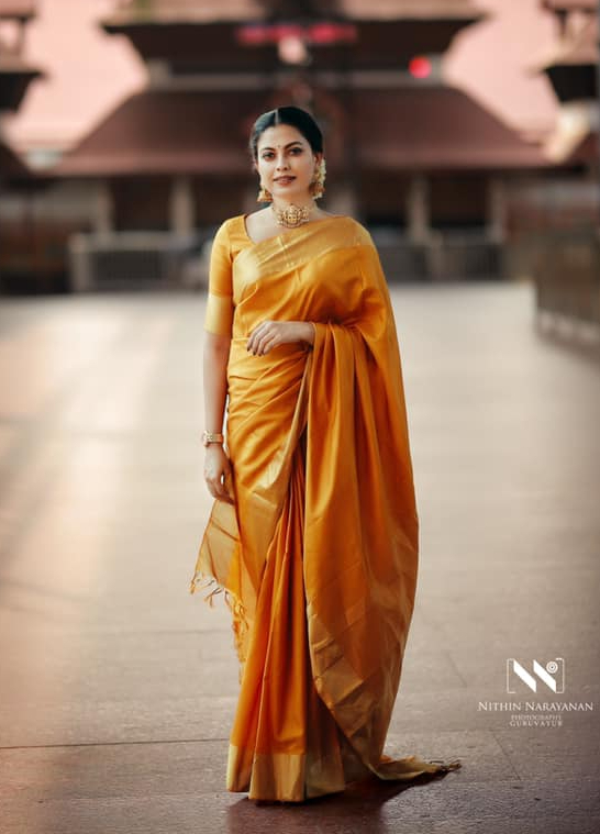 anusree in gold saree in guruvayur