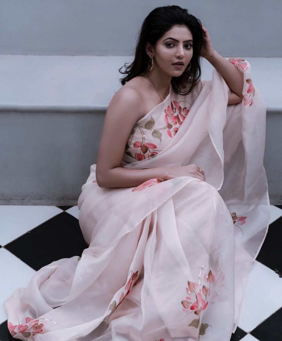 athulya ravi in white organza saree