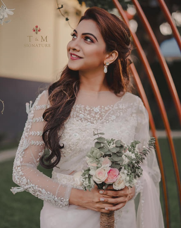 madonna sebastian in t&m white bridal saree