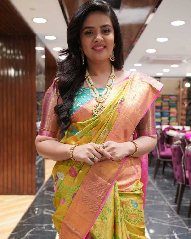 sreemukhi in floral silk saree brand mandir