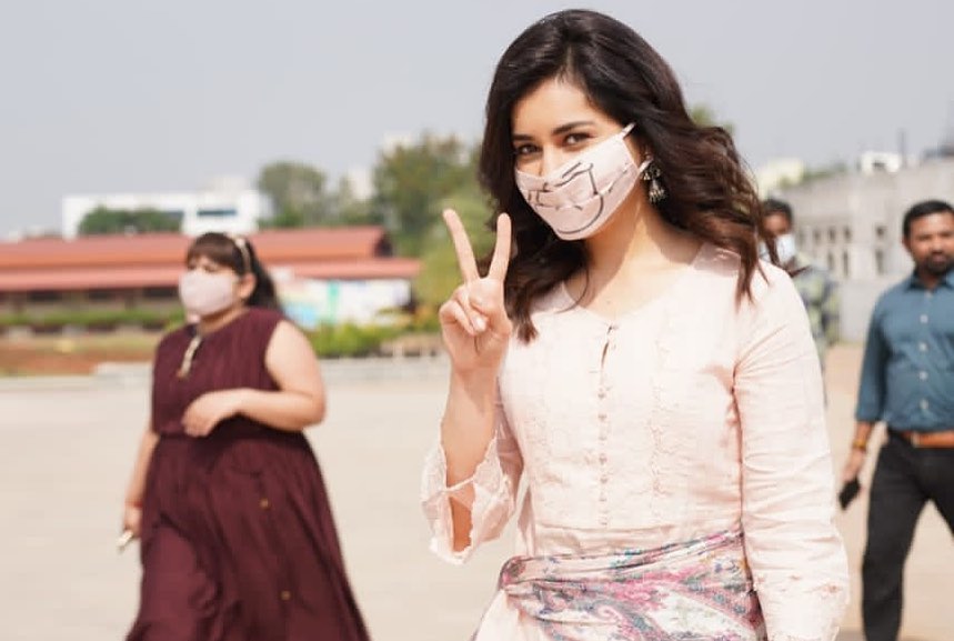 Rasshi Khanna in a peach kurta set for b'day celebrations1