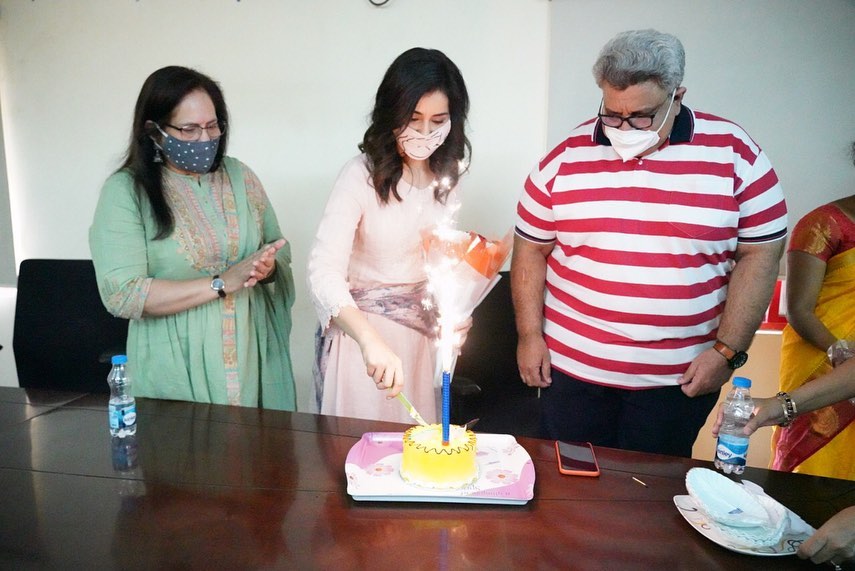 Rasshi Khanna in a peach kurta set for b'day celebrations3