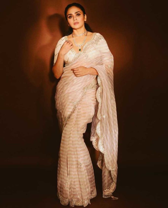 amruta khanvilkar an ivory striped saree ott filmfare 2020 amruta khanvilkar an ivory striped saree ott filmfare 2020