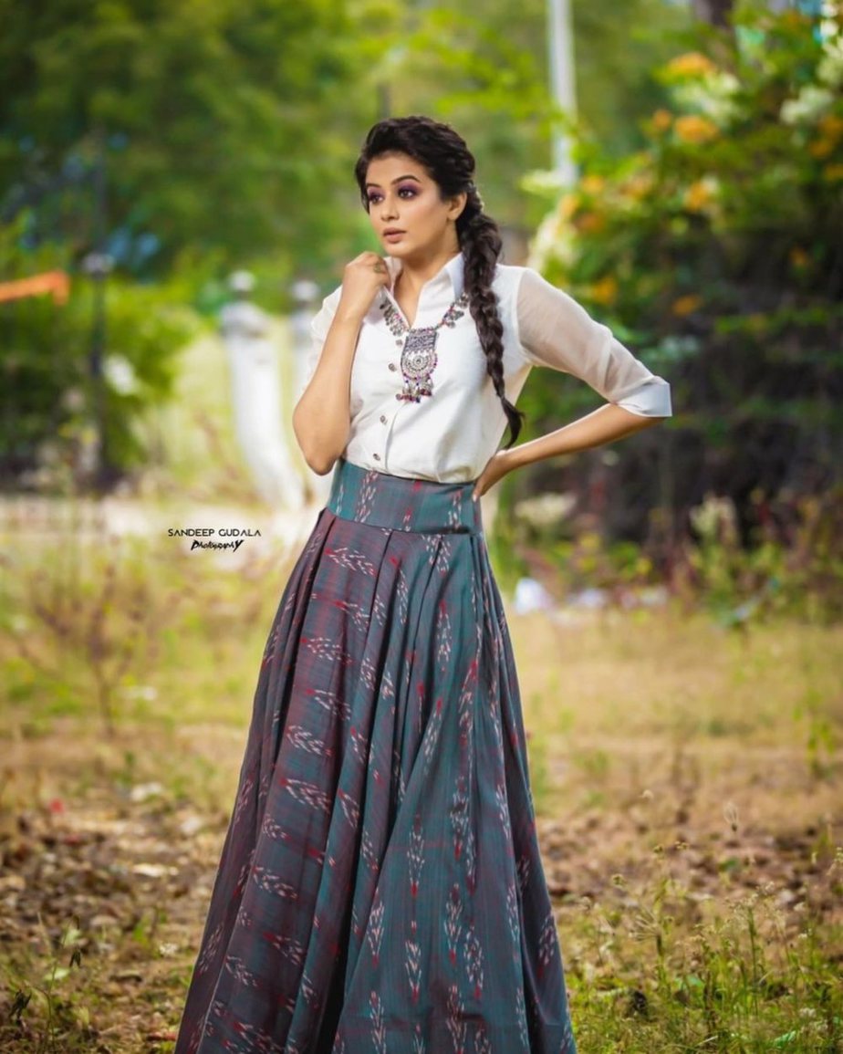 Skirt shirt outfit 2025