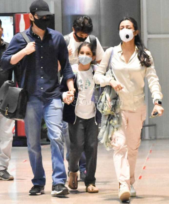 mahesh babu family at airport (3)