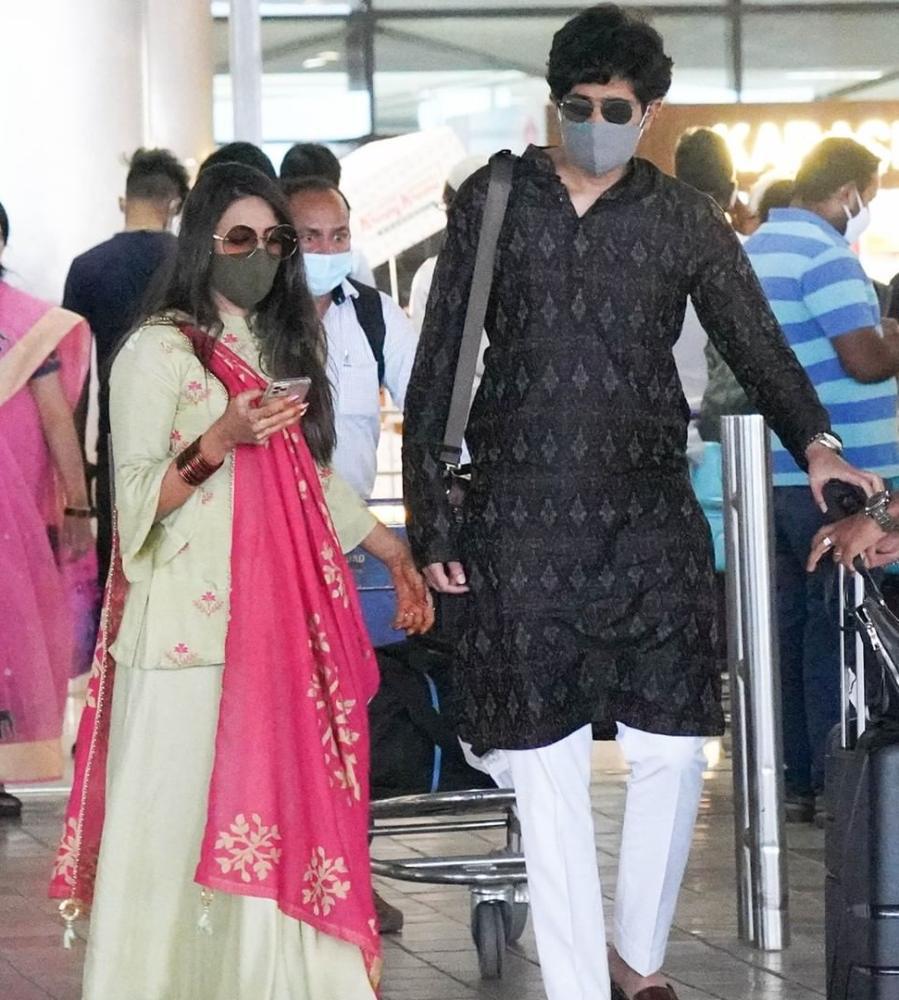 niharika and chaithanya at hyderabad airport