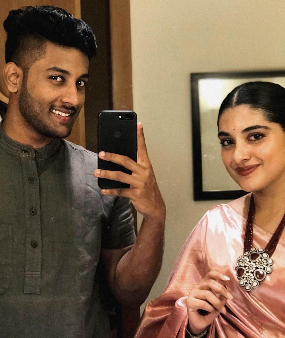 nivetha thomas with brother