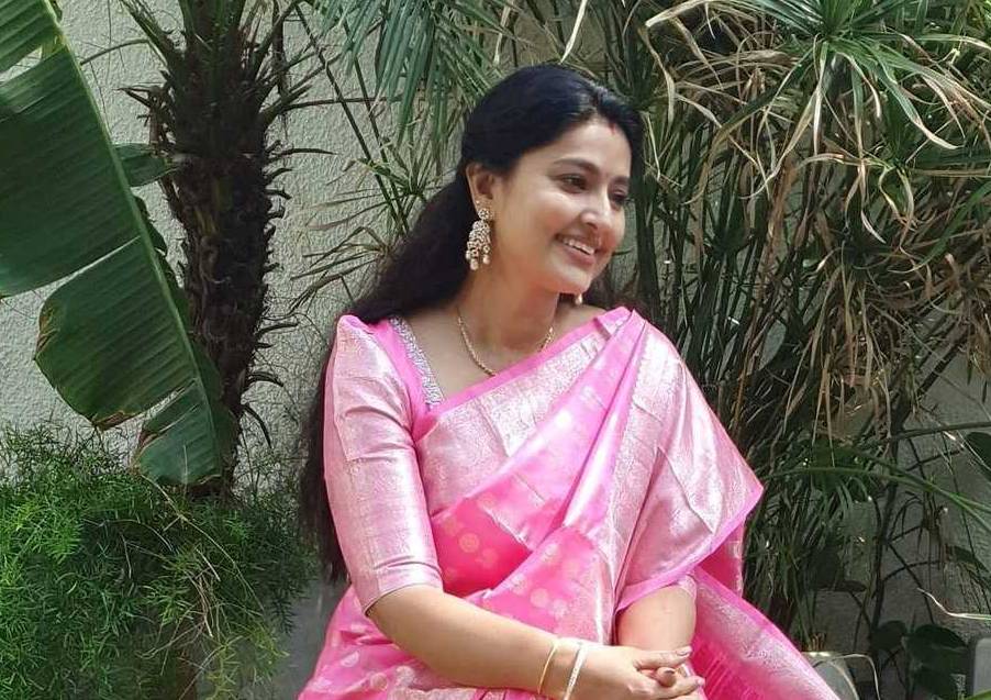 Sneha Prasanna looks prettier than ever in a baby pink saree for Pongal!