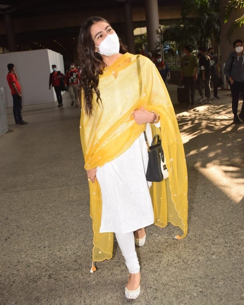 Sara Ali Khan in traditional white outfit at Mumbai airport!