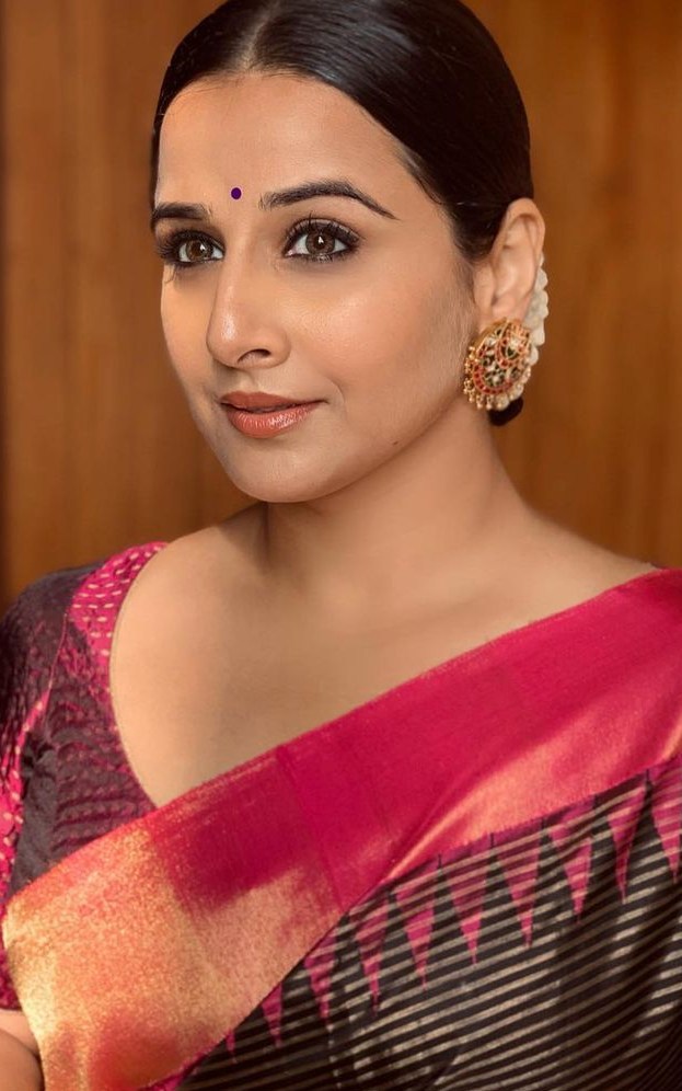 623px x 996px - Vidya Balan in Muhurth silk saree at her make-up artist's wedding!