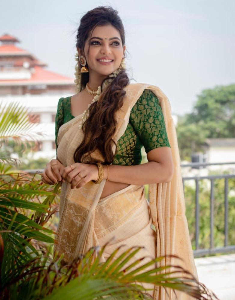 [Image: athulya-ravi-in-cream-saree-for-pongal.jpg]