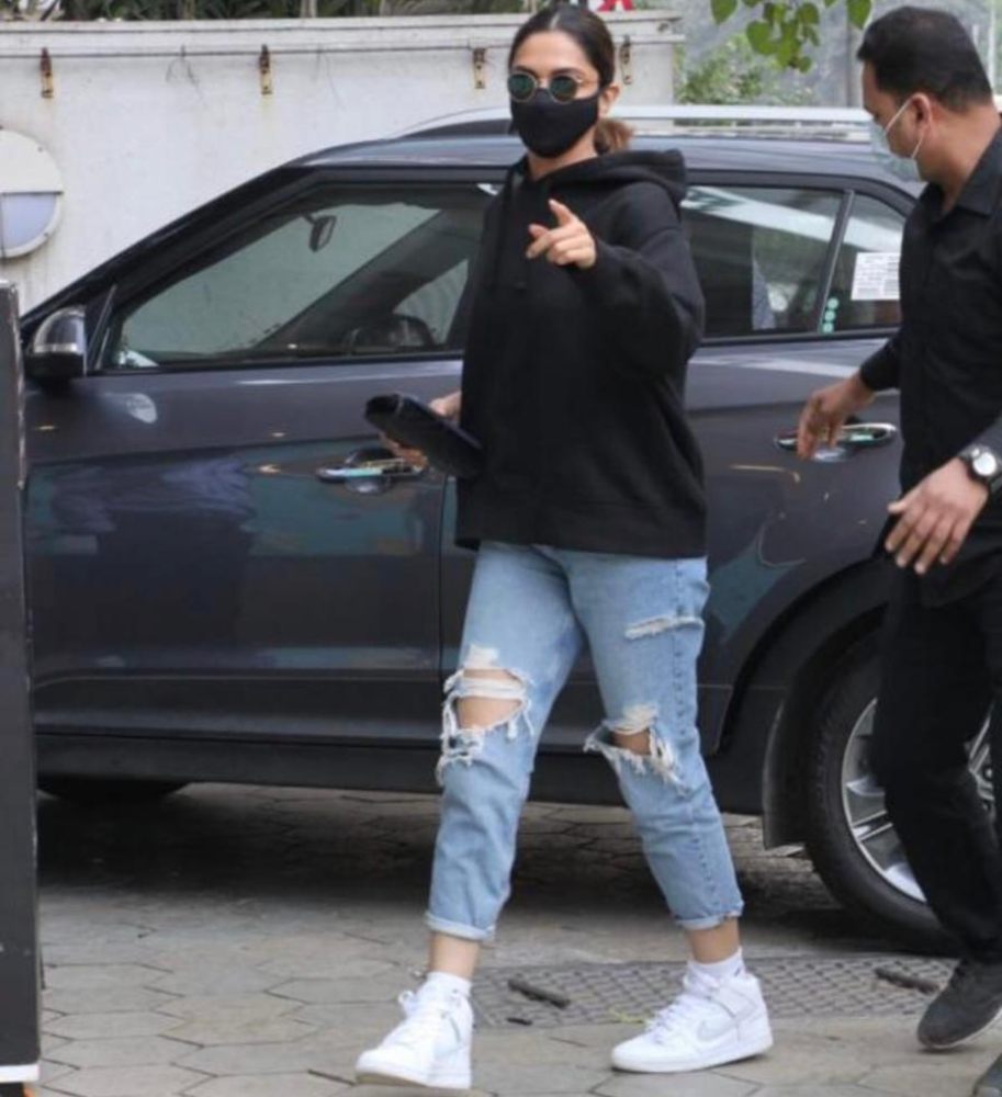 Deepika Padukone Leaves Us In Awe With Her Cool And Classy Ootd