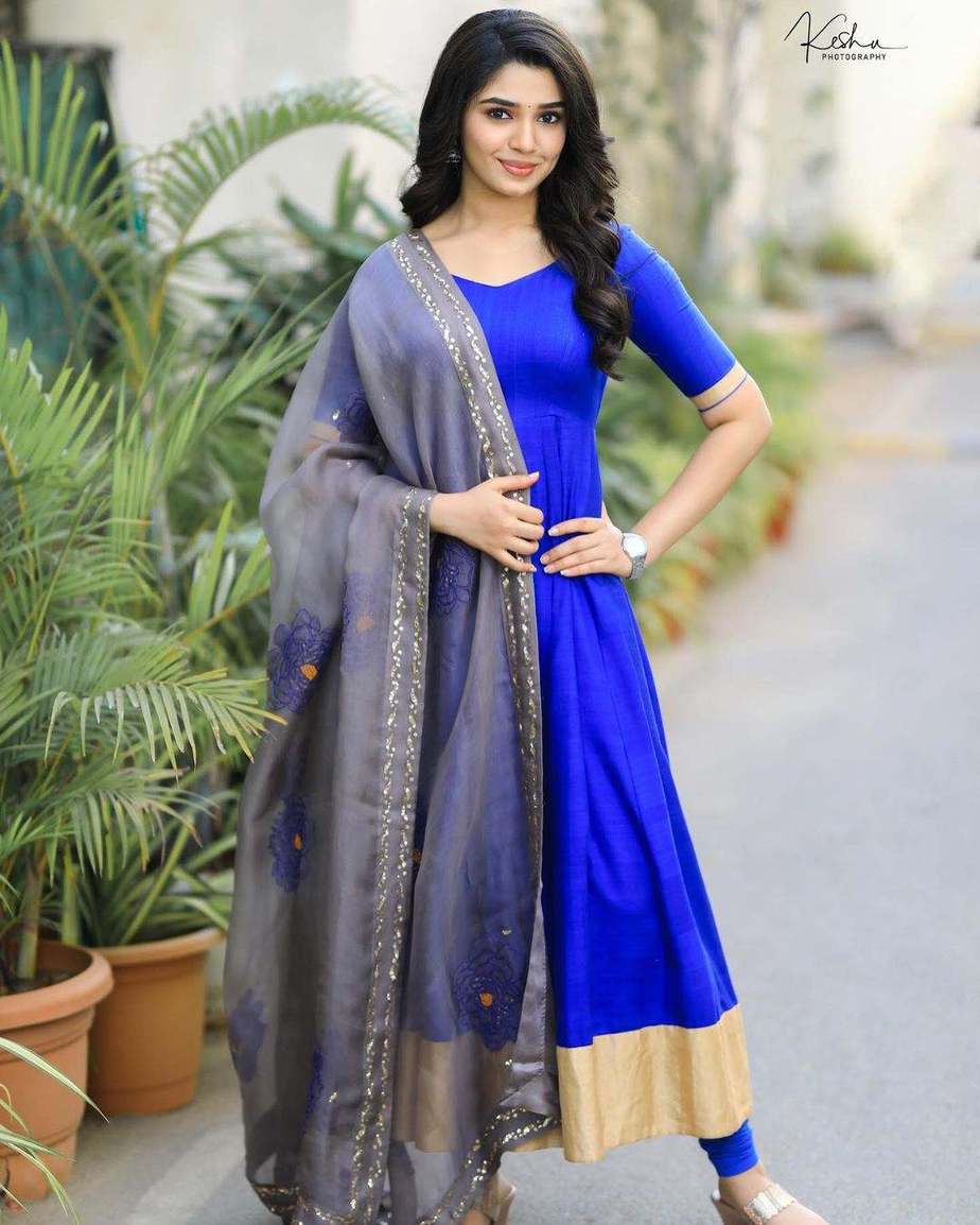 [Image: Krithi-Shetty-in-blue-anarkali-set-by-bh...tions1.jpg]