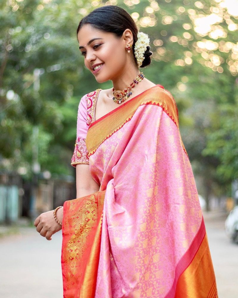 Bindu Madhavi attended friend’s wedding in a soft pink silk saree!