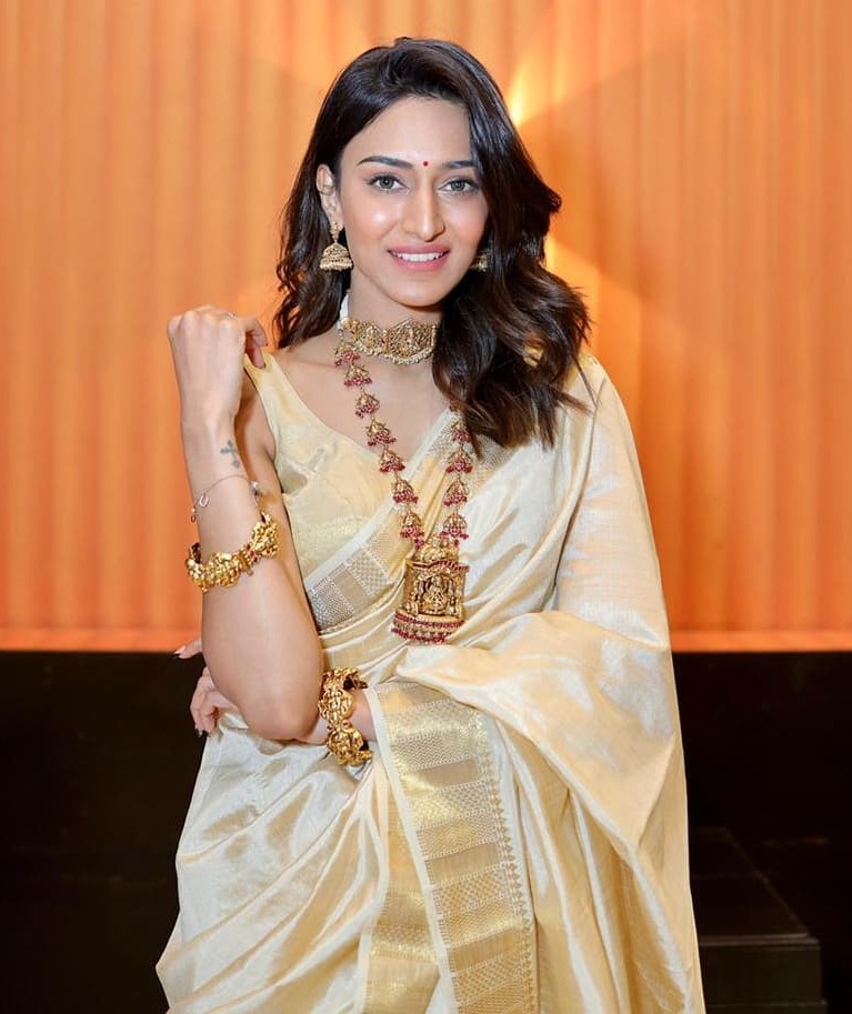 erica fernandes in gold saree god jewellery