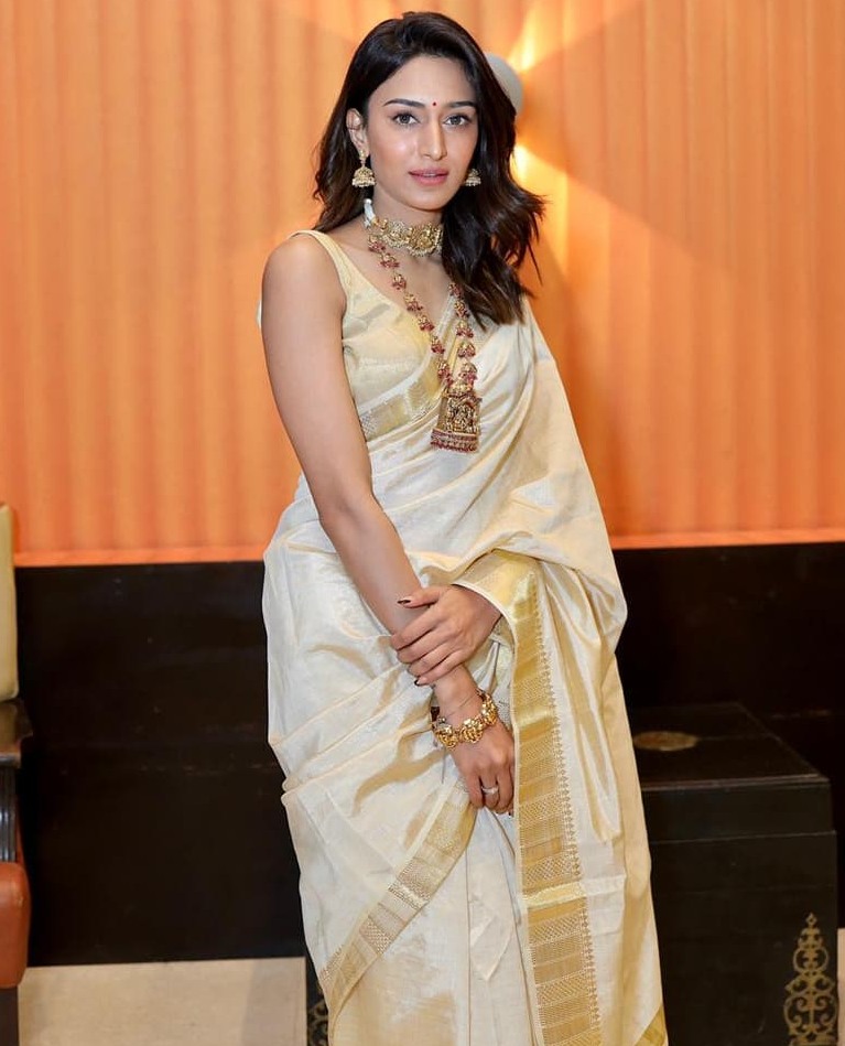 erica jennifer fernandes in gold and white kerala saree