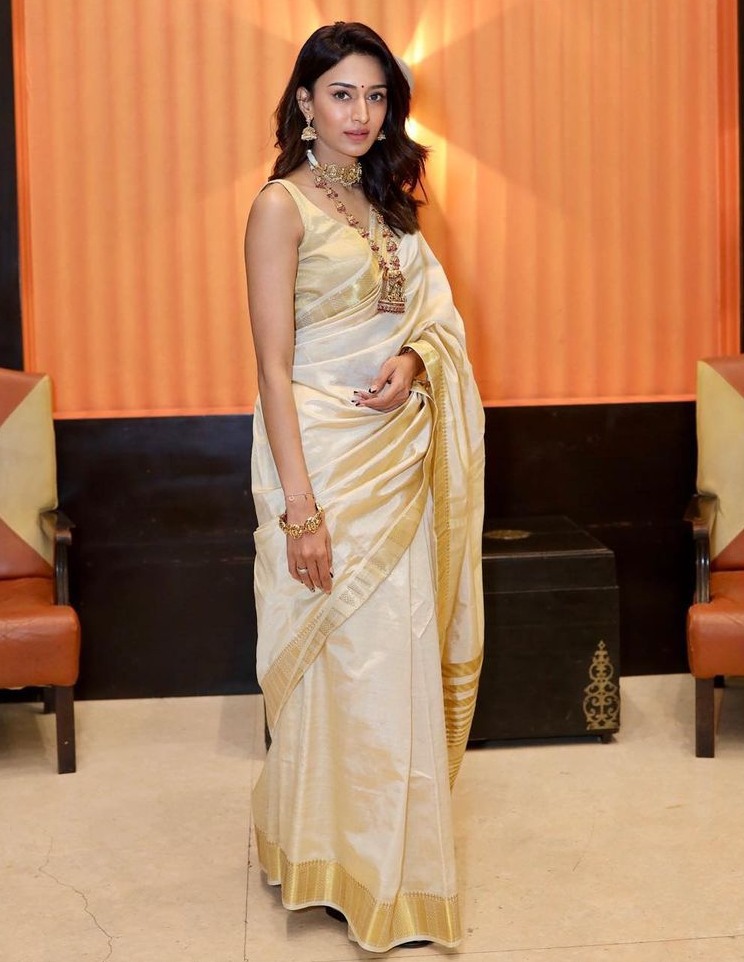 erica jennifer fernandes in gold and white saree with temple jewellery