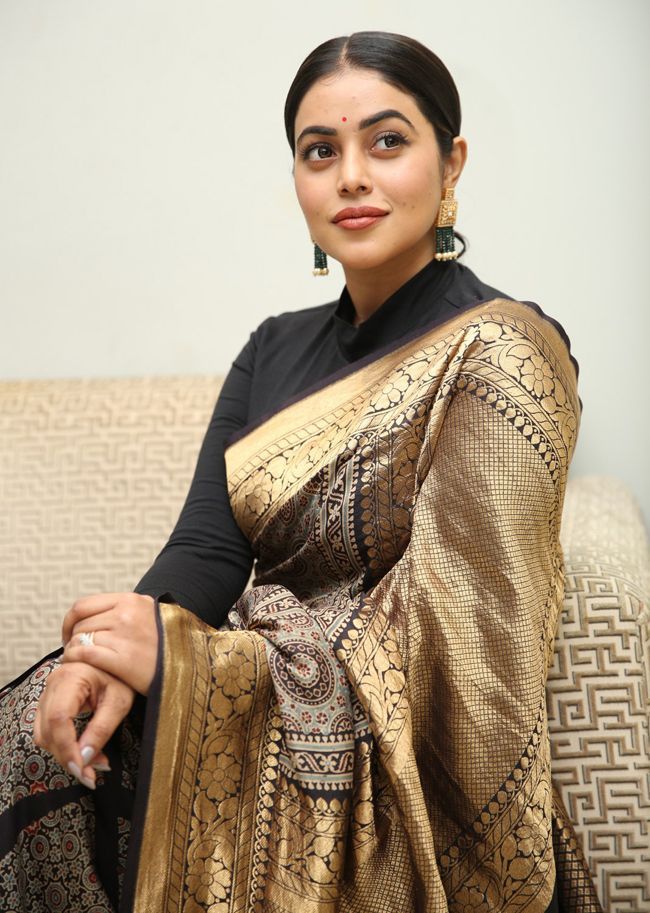 poorna in black gold silk saree at sundari trailer launch