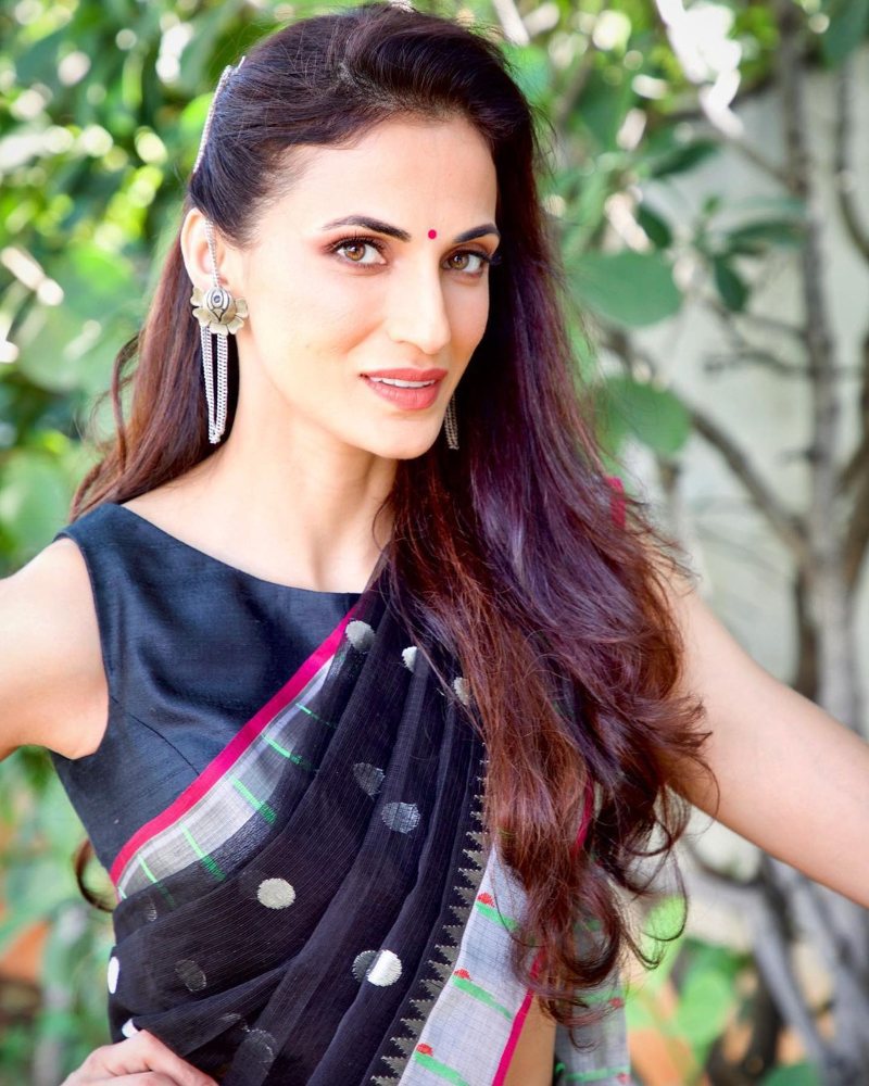 shilpa reddy in a black saree for sustainable living with shilpa