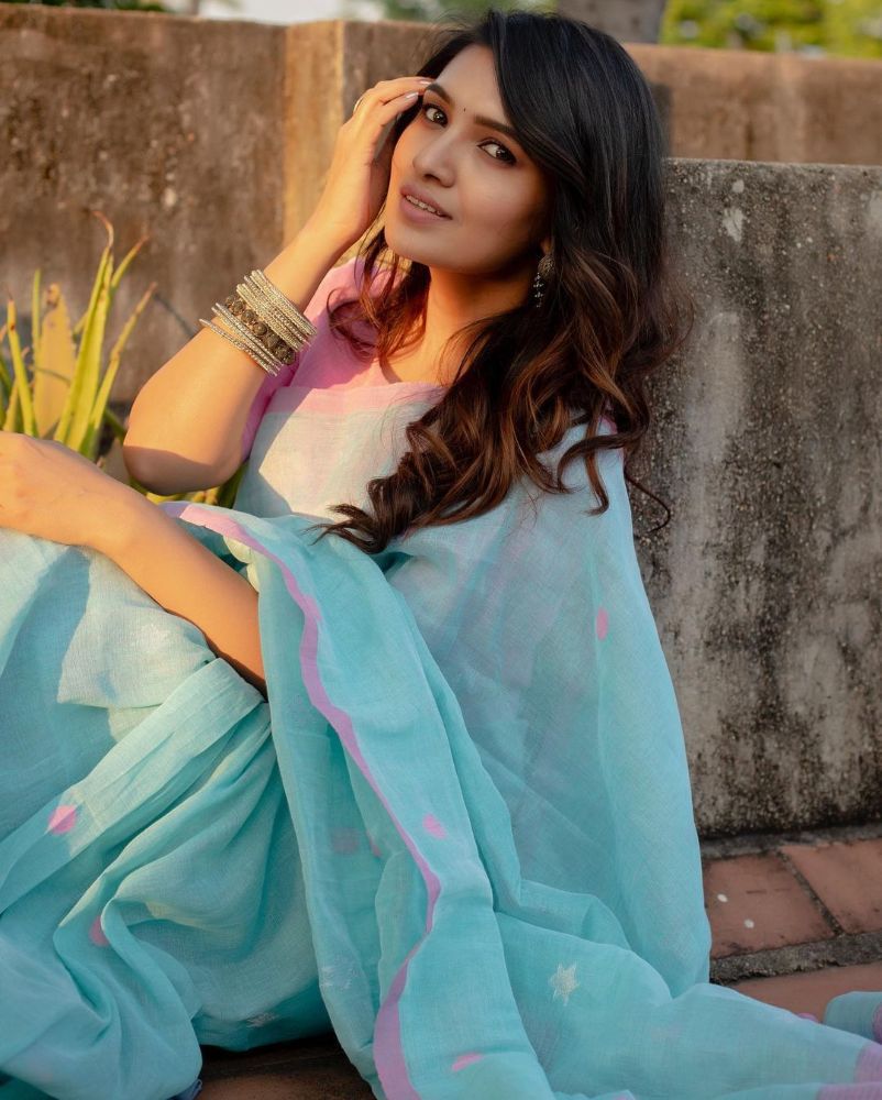 vani bhojan in blue saree with pink blouse