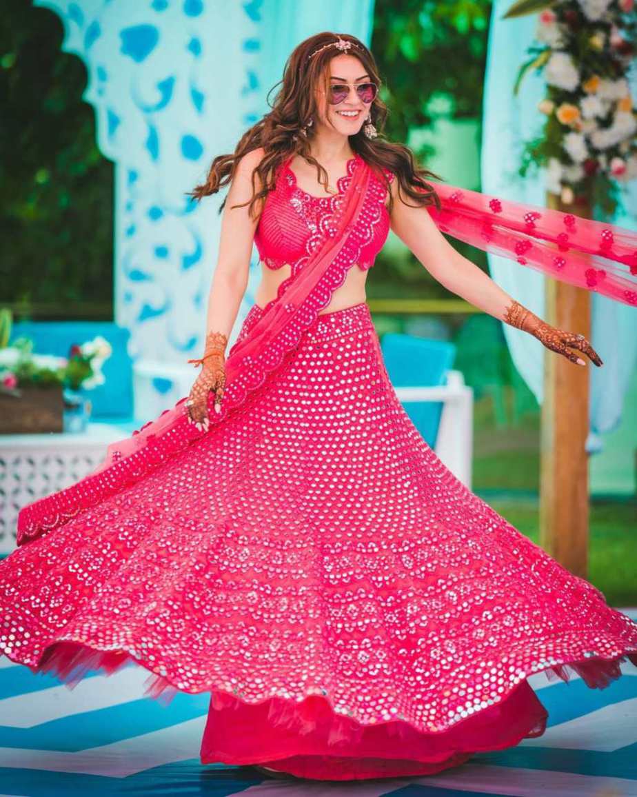 Hansika Motwani looks playful in a pink lehenga at her brother's Mehndi!