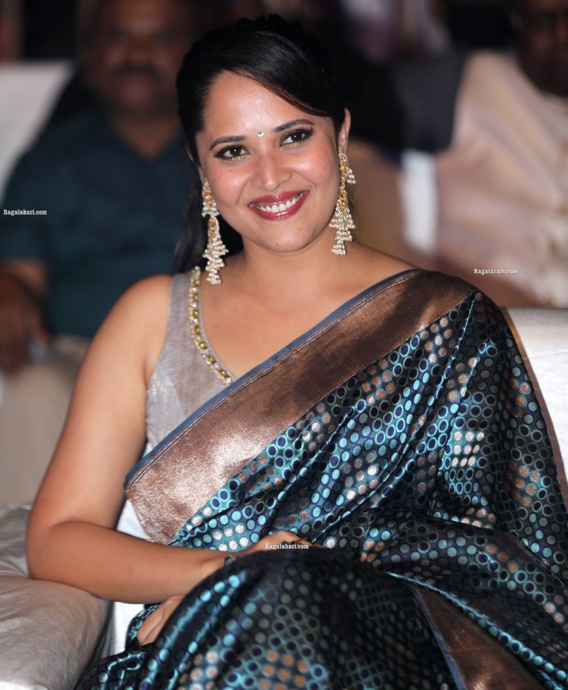 anasuya bharadwaj at chaavu kabaru challaga prerelease in blue saree