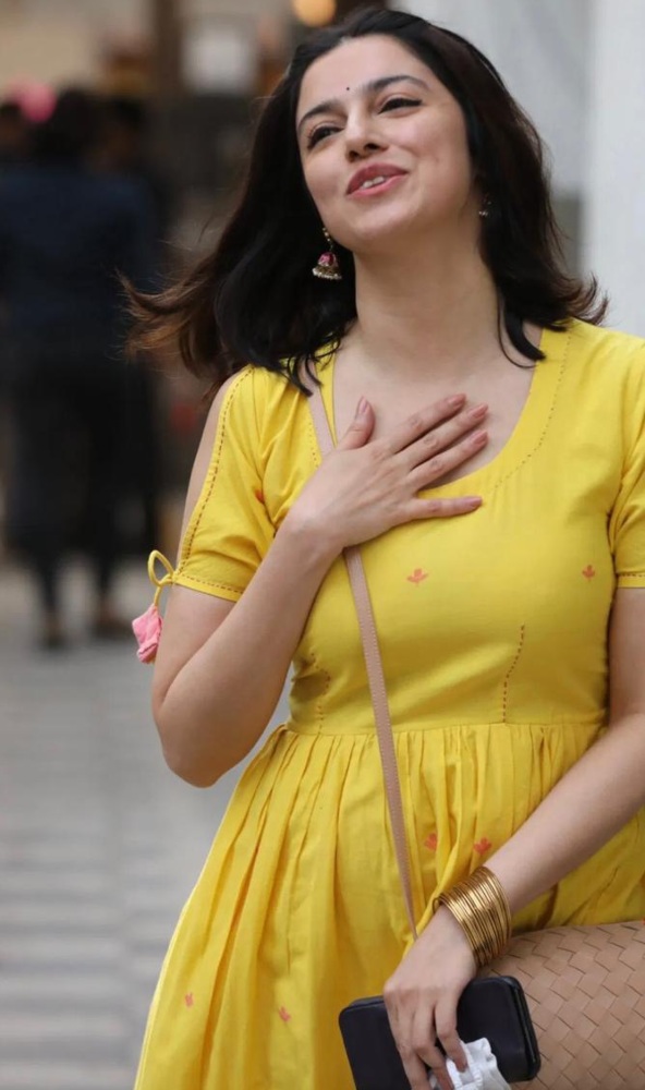 Divya Khosla Kumar looked bright as sunshine in her yellow kurta dress!